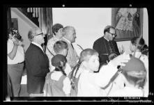 Bispo D. João da Silva Saraiva recebendo cumprimentos do Grupo Folclórico Infantil da Boa Nova no Paço Episcopal, Freguesia de São Pedro, Concelho do Funchal 