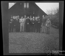 Retrato dos condecorados Porfírio Marques de Andrade e Manuel Marques Trindade, distinguidos pela Federação Portuguesa da Liga dos Bombeiros, com os comandantes Joaquim Quintino Travassos Lopes, Álvaro Valente e restante grupo de convidados no exterior do Hotel Santana, Freguesia e Concelho de Santana 