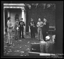 Grupo que acompanha o comandante Álvaro Valente, da Liga dos Bombeiros Portugueses, à Santana fazendo uma pausa no largo da Fonte, Freguesia do Monte, Concelho do Funchal 