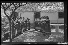 Grupo de mulheres de traje folclórico no exterior da Casa de Saúde Câmara Pestana, Quinta do Rochedo, Freguesia de São Gonçalo, Concelho do Funchal