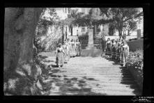 Grupo de mulheres de traje folclórico no exterior da Casa de Saúde Câmara Pestana, Quinta do Rochedo, Freguesia de São Gonçalo, Concelho do Funchal