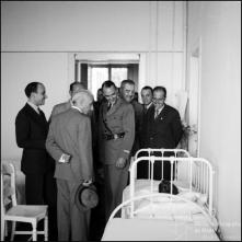 Entidades oficiais de visita a uma enfermaria, após a sessão solene da inauguração da sala dos Bemfeitores do Hospital da Santa Casa da Misericórdia do Funchal (atual Hospital dos Marmeleiros), Freguesia do Monte, Concelho do Funchal