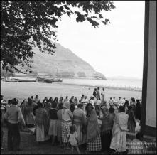 População aguarda a chegada do capitão do Porto do Funchal, comandante João Inocêncio Camacho de Freitas, para a distribuição de roupas e alimentos às viúvas e órfãos do naufrágio do barco S. João, Freguesia e Concelho de Machico