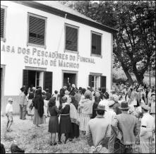 Retrato de grupo de familiares das vítimas do naufrágio do barco S. João, em frente ao edifício da Casa dos Pescadores do Funchal - Secção de Machico, por ocasião da distribuição de donativos, Freguesia e Concelho de Machico