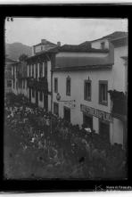 Procissão percorrendo o antigo troço da rua da Carreira (atual rua Câmara Pestana), Freguesia de São Pedro, Concelho do Funchal