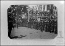 Soldados dos regimentos em parada para a passagem dos reis de Portugal, D. Carlos I de Bragança e D. Maria Amélia de Orleães, na Entrada da Cidade, Freguesia da Sé, Concelho do Funchal