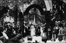 Cortejo dos reis de Portugal, D. Carlos I de Bragança e D. Maria Amélia de Orleães, na praça da Constituição, Freguesia da Sé, Concelho do Funchal