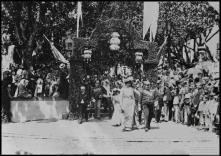 Cortejo dos reis de Portugal, D. Carlos I de Bragança e D. Maria Amélia de Orleães, na praça da Constituição em direção à Sé, Freguesia da Sé, Concelho do Funchal