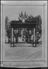 Arco triunfal montado em honra aos reis de Portugal, D. Carlos I de Bragança e D. Maria Amélia de Orleães, na porta sul da praça da Constituição, Freguesia da Sé, Concelho do Funchal