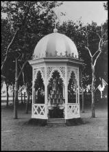 Pavilhão da Exposição Industrial e Agrícola durante a visita dos reis de Portugal, D. Carlos I de Bragança e D. Maria Amélia de Orleães, campo D. Carlos (atual campo Almirante Reis), Freguesia de Santa Maria Maior, Concelho do Funchal