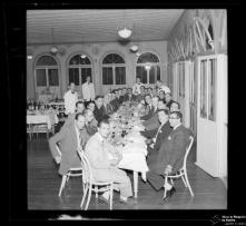 Jantar dos funcionários da secção de Finanças do Funchal no restaurante do Hotel Bela Vista (atual Seminário Diocesano), Freguesia de São Pedro (atual Freguesia da Sé), Concelho do Funchal