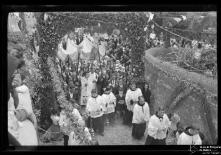 Procissão do Corpo de Deus percorrendo o caminho do Trapiche, nas imediações da capela da Casa de Saúde São João de Deus, Freguesia de Santo António, Concelho do Funchal