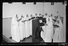 Enfermeiras coristas acompanhando o órgão na celebração da missa na capela do Hospital dos Marmeleiros, Freguesia do Monte, Concelho do Funchal