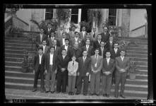 Retrato do grupo de homens na escadaria do Hospital dos Marmeleiros, Freguesia do Monte, Concelho do Funchal 