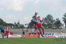 Jogo do campeonato de futebol entre as equipas do Clube Desportivo Nacional e Clube Desportivo das Aves no Estádio dos Barreiros, Freguesia de São Martinho, Concelho do Funchal