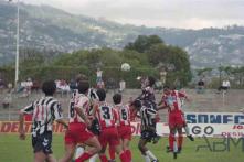 Jogo do campeonato de futebol entre as equipas do Clube Desportivo Nacional e Clube Desportivo das Aves no Estádio dos Barreiros, Freguesia de São Martinho, Concelho do Funchal