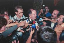 Presidente do Governo Regional, Dr. Alberto João Jardim, conferenciado com os jornalistas à saída da audiência com o presidente da República no Palácio de Belém, Lisboa