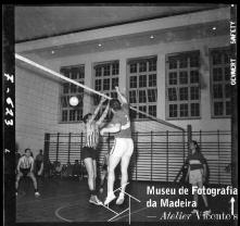 Jogo do Torneio Distrital de Voleibol, da Mocidade Portuguesa, no ginásio da Escola Industrial e Comercial do Funchal (atual Escola Secundária Francisco Franco), Freguesia de Santa Luzia, Concelho do Funchal