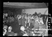 Dr. Sousa Gomes, presidente do Rancho de Santa Marta do Portuzelo, a fazer a apresentação de trajes no Hotel Miramar, Freguesia de São Martinho, Concelho do Funchal