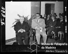 Comandante João Inocêncio Camacho de Freitas, governador civil do Funchal, e tenente Jorge Frutuoso da Silva, na capela de Santa Catarina a assistir à missa de ação de graças da entrada do Dr. Oliveira Salazar para o governo, mandada celebrar pela Delegação da Liga dos Antigos Graduados da Mocidade Portuguesa, Freguesia da Sé, Concelho do Funchal