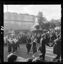 Atuação do grupo folclórico do Livramento, com a participação de alguns elementos da Tuna Académica de Coimbra, no largo da Restauração, Freguesia da Sé, Concelho do Funchal