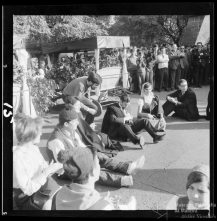 Atuação do grupo folclórico do Livramento, com a participação de alguns elementos da Tuna Académica de Coimbra, no largo da Restauração, Freguesia da Sé, Concelho do Funchal