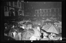 Assistência durante a Serenata da Tuna Académica de Coimbra, no largo do Município, Freguesia da Sé, Concelho do Funchal