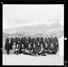 Retrato do presidente da Delegação de Turismo da Madeira, Arq. Carlos Lameiro e da Tuna Académica de Coimbra, a bordo do navio Funchal, molhe da Pontinha, Concelho do Funchal