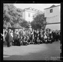 Retrato da Tuna Académica de Coimbra e do grupo folclórico do Livramento, no largo da Restauração, Freguesia da Sé, Concelho do Funchal