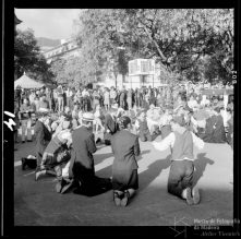 Atuação do grupo folclórico do Livramento, com a participação de alguns elementos da Tuna Académica de Coimbra, no largo da Restauração, Freguesia da Sé, Concelho do Funchal