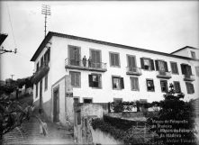 Quinta Holloway, na travessa do Coronel Cunha (atual rua do Coronel Cunha) e rua da Rochinha, Freguesia de Santa Maria Maior, Concelho do Funchal