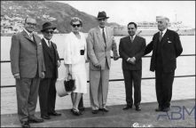 Pedro de Freitas Branco e músicos da Orquestra Sinfónica Nacional no cais do Funchal após o desembarque por ocasião do II Festival de Música da Madeira