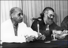 Poeta José João Craveirinha ao lado de E. M. de Melo e Castro na mesa redonda “Os universos pessoais” realizada no 55.º Congresso Mundial do Pen Club Internacional, no Casino da Madeira