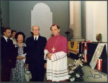 Arquiduque Carlos da Áustria e esposa com o bispo do Funchal, D. Teodoro  de Faria, na capela onde se encontra o túmulo do imperador Carlos da Áustria na igreja de Nossa Senhora do Monte, Freguesia do Monte, Concelho do Funchal 