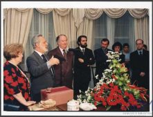 Delegação de alunos e professores de Gondomar, dirigida pelo major Valentim Loureiro, recebida pelo presidente do Governo Regional, Dr. Alberto João Jardim, na Quinta Vigia, Freguesia da Sé, Concelho do Funchal 