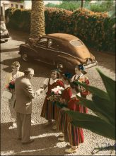 Cartão postal do Hotel Savoy retratando floristas e um casal de turistas