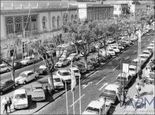Vista parcial da avenida Arriaga, observando-se os automóveis estacionados na placa central, em frente ao Club Sport Madeira e Teatro Municipal, Freguesia da Sé, Concelho do Funchal