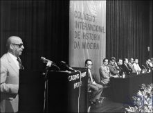 Historiador Vitorino Magalhães Godinho na conferência de abertura do I Colóquio Internacional de História da Madeira, no Casino da Madeira, Freguesia da Sé, Concelho do Funchal