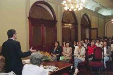 Escritor Mário de Carvalho promovendo uma conferência no Salão Nobre do Teatro Municipal Baltazar Dias, Freguesia da Sé, Concelho do Funchal
