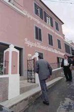 Secretário regional dos Assuntos Sociais, Rui Adriano, à entrada do Lar Refúgio de São Vicente de Paulo, Freguesia de Gaula, Concelho de Santa Cruz 