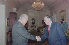 Presidente do Governo, Dr. Alberto João Jardim, recebendo D. Júlio Caubin Hernandez, da Fundação Mapfre Guanarteme, na Quinta Vigia, Freguesia da Sé, Concelho do Funchal 