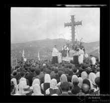 Bispo do Funchal, D. Manuel Pereira Ribeiro, a celebrar a missa campal da inauguração do cruzeiro do Pico da Torre, Freguesia e Concelho de Câmara de Lobos