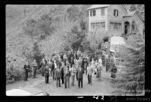 Elementos da Orquestra de Concerto da Emissora Nacional, no pátio da Pousada dos Vinháticos, Freguesia da da Serra de Água, Concelho da Ribeira Brava