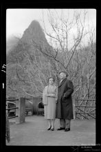 Maestro Frederico de Freitas e esposa, na varanda da Pousada dos Vinháticos, Freguesia da Serra de Água, Concelho da Ribeira Brava