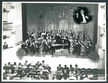 Orquestra Sinfónica da Emissora Nacional e o maestro Frederico de Freitas, por ocasião do Festival de Música da Madeira, no Teatro Municipal Baltasar Dias, Freguesia da Sé, Concelho do Funchal
