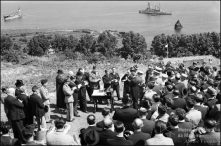 Aplausos ao Dr. Fernão de Ornelas Gonçalves, presidente da Câmara Municipal do Funchal, após o seu discurso no lançamento da primeira pedra do bairro Económico da Ajuda, Freguesia de São Martinho, Concelho do Funchal 