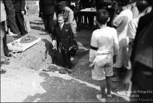 Dr. Juvenal Carvalho, governador civil substituto do Funchal, a cimentar a primeira pedra do bairro Económico da Ajuda, Freguesia de São Martinho, Concelho do Funchal