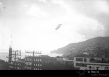 Dirigível germânico "Graff Zeppelin", a sobrevoar a cidade do Funchal