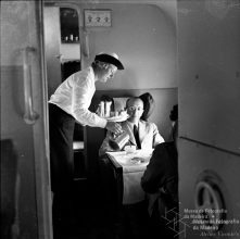 Assistente de bordo a servir chá ou café num hidroavião da companhia aérea Aquila Airways Lda, Concelho do Funchal 