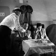 Assistente de bordo a servir chá ou café num hidroavião da companhia aérea Aquila Airways Lda, Concelho do Funchal 